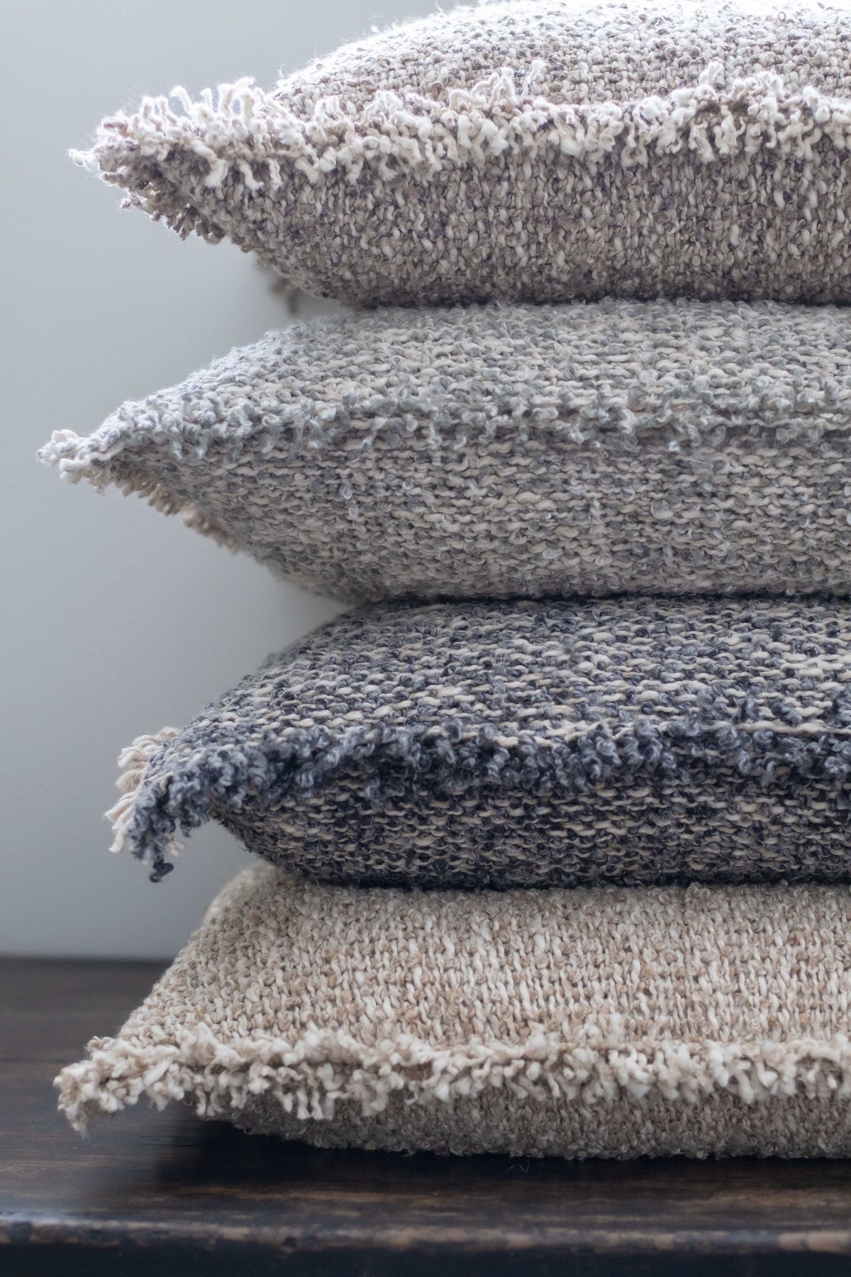 Set of 20x20 textured pillows with insert, layered gray and dark blue tones, fringed.