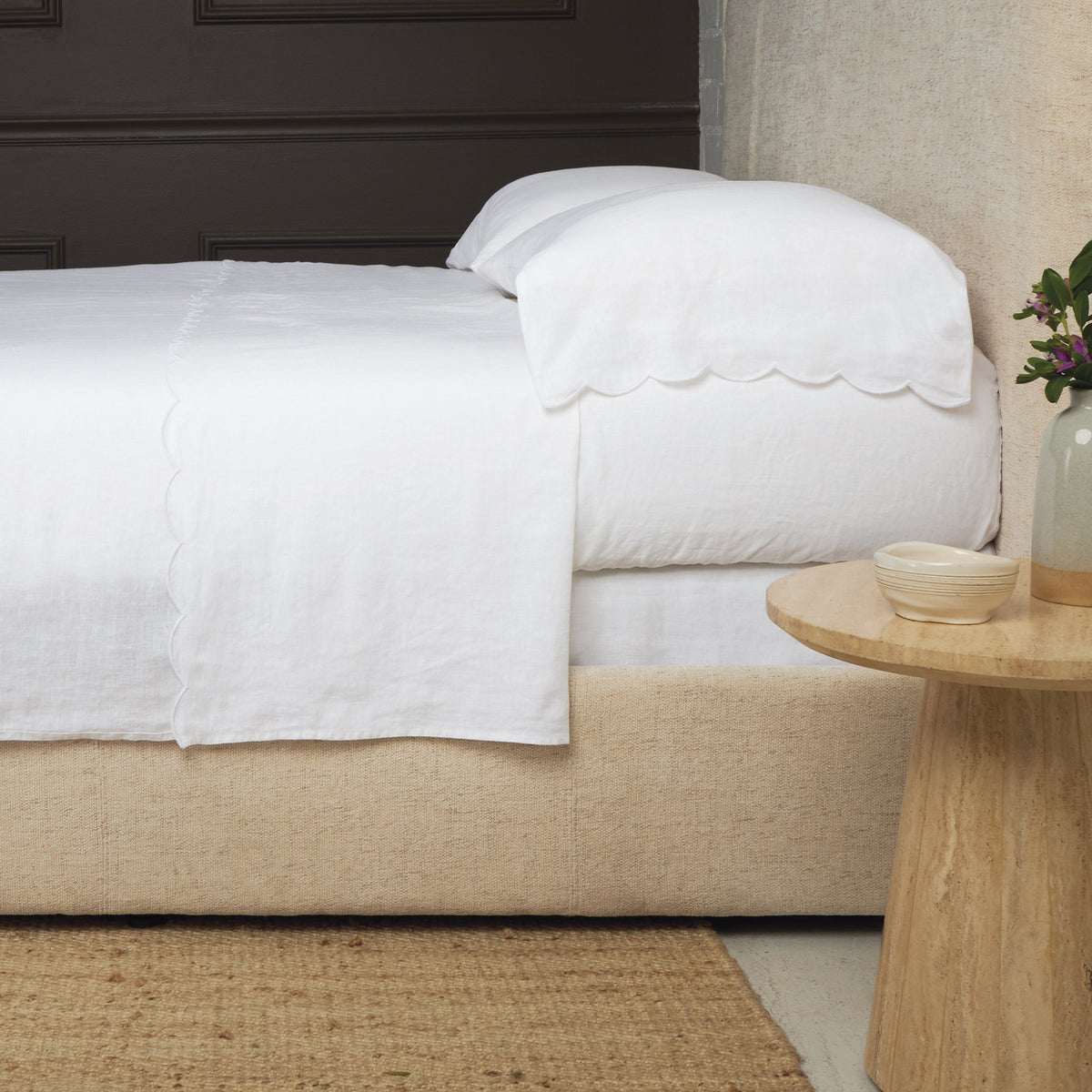 White linen sheet set with scalloped edge on flat sheet and pillow