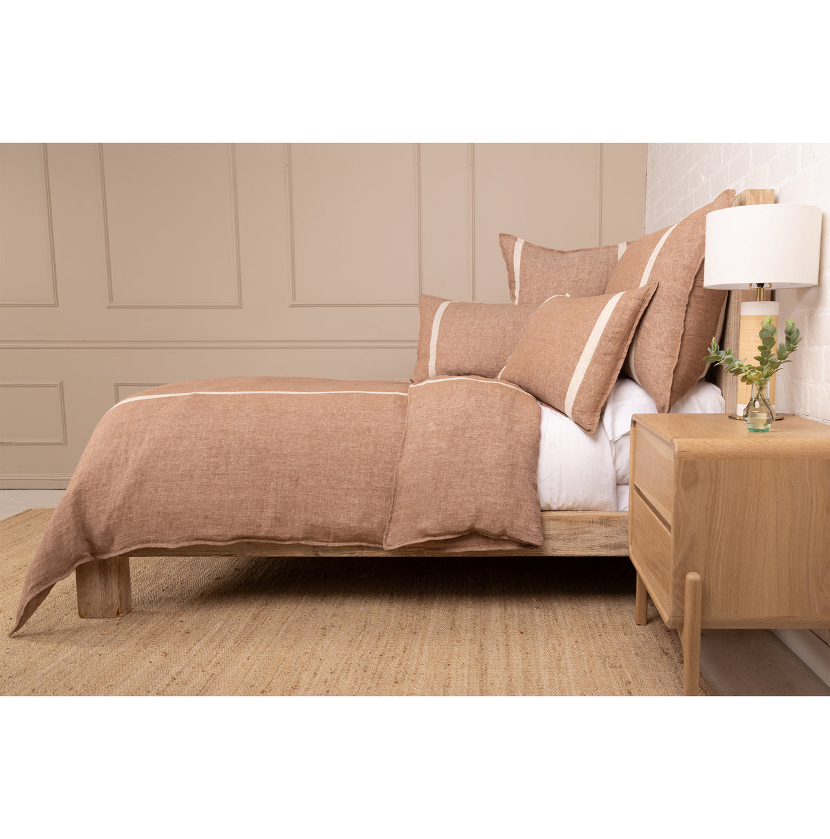 Linen-look duvet cover in tan-brown with light beige stripe trim and coordinating pillows
