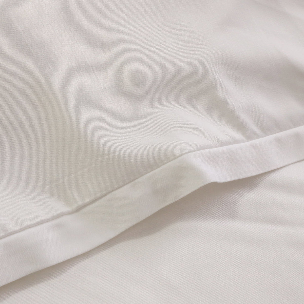 White bamboo sateen duvet fabric with smooth stitched seam detail