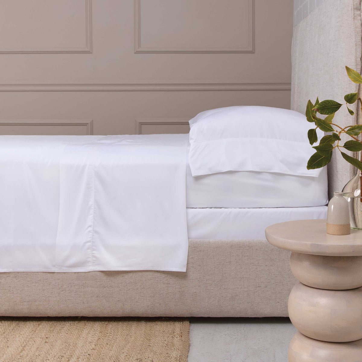 Sheet set in white, fitted and flat sheets with neatly stacked pillowcases