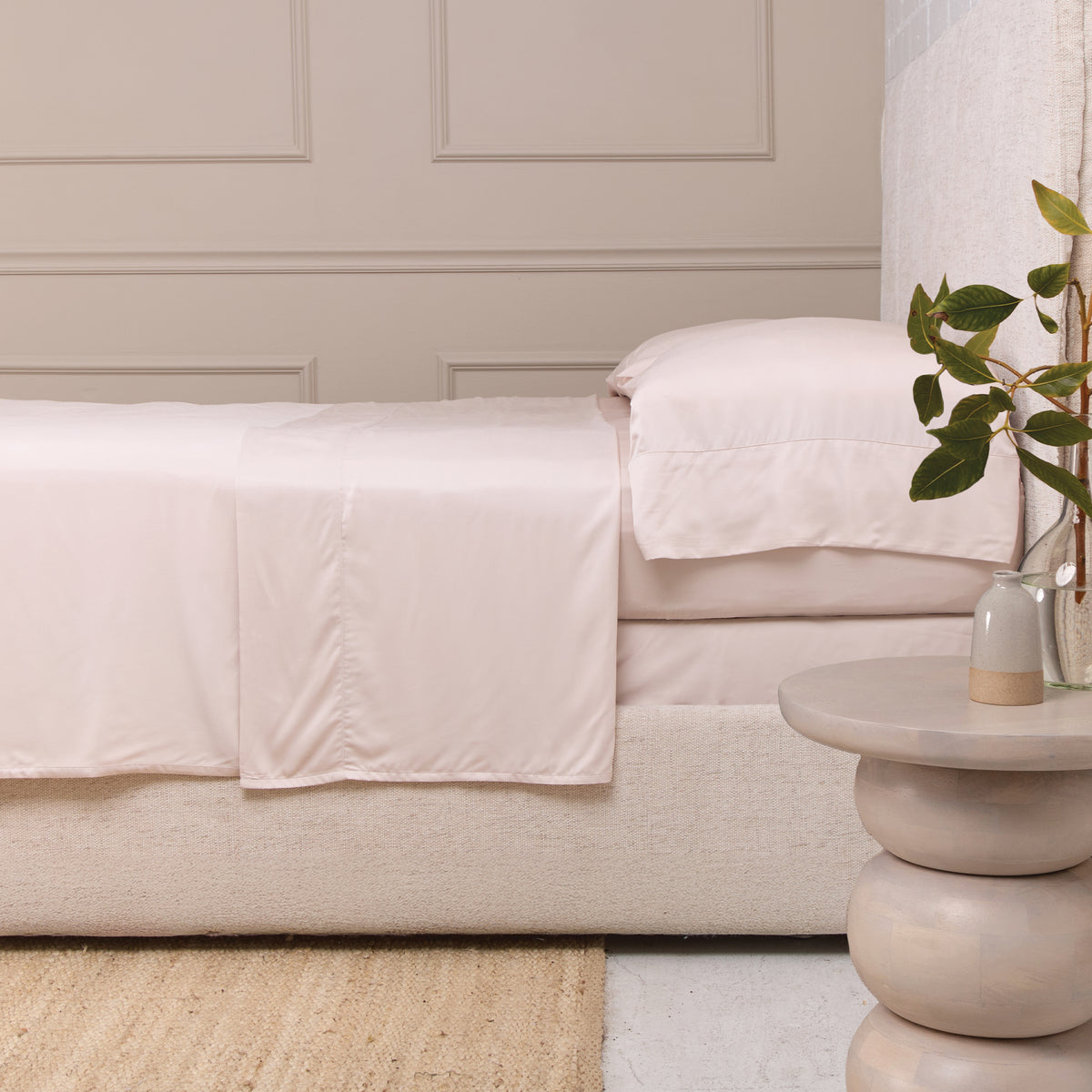 Sheet set in white, fitted sheet and flat sheet with matching pillowcase