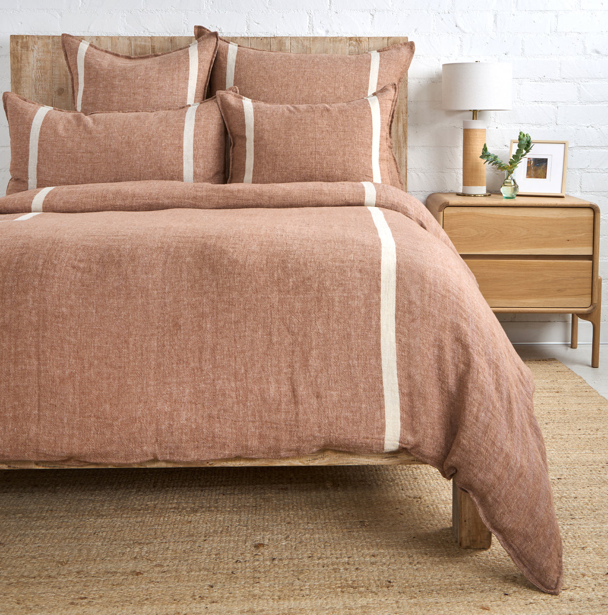 Linen-look duvet cover in rust-brown with light beige stripe trim and pillow shams